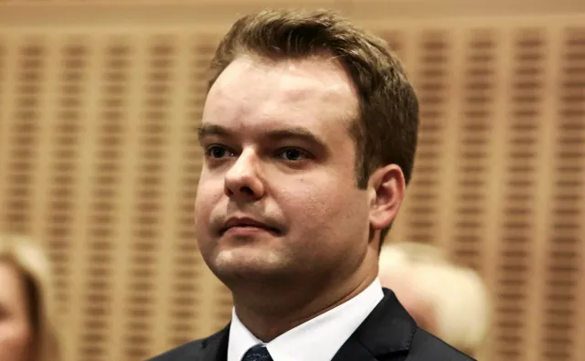 W biurze PiS wybito szybę. Bochenek: Odkąd wrócił Tusk narastają hejt i agresja