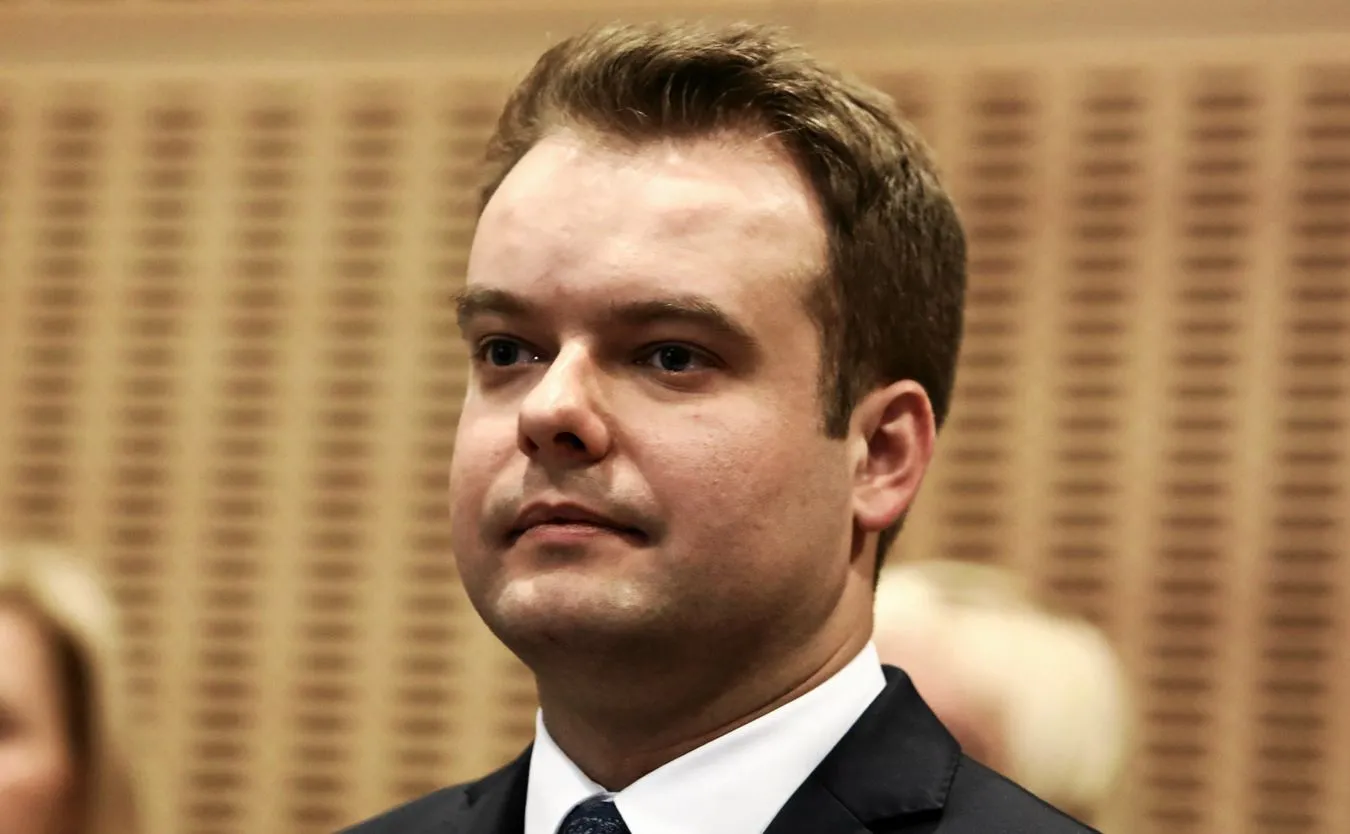 W biurze PiS wybito szybę. Bochenek: Odkąd wrócił Tusk narastają hejt i agresja