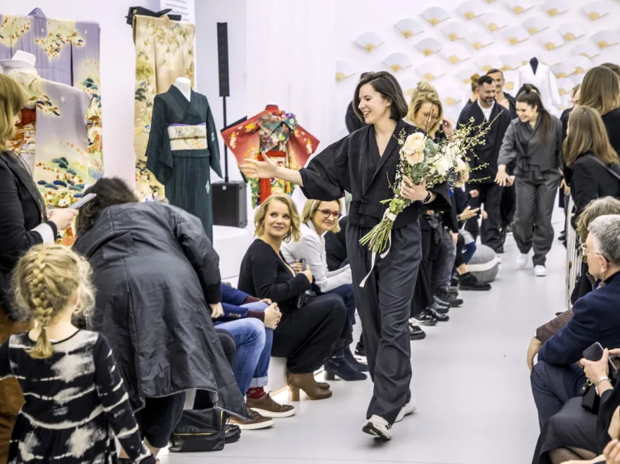 Nowy biznes Antoniny Kondrat: oferuje baaardzo drogie ubrania. Męża na pokazie nie było... [FOTO]