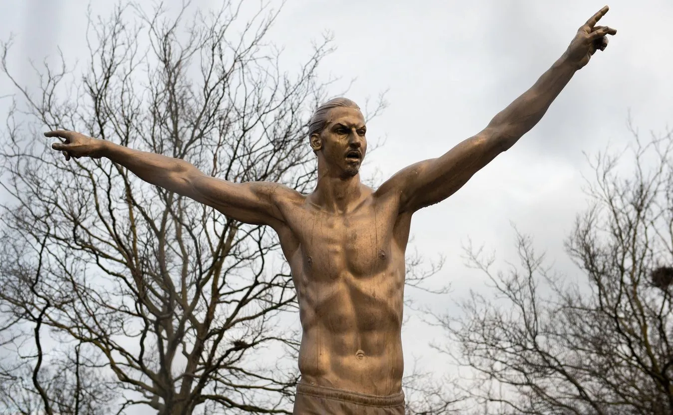 Rzeźba Ibrahimovica odnowiona i... schowana przed "nieobliczalnymi kibicami”