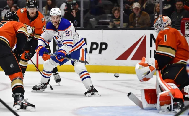 Liga NHL. "Nafciarze" nie rezygnują z walki o prowadzenie w Pacific Division