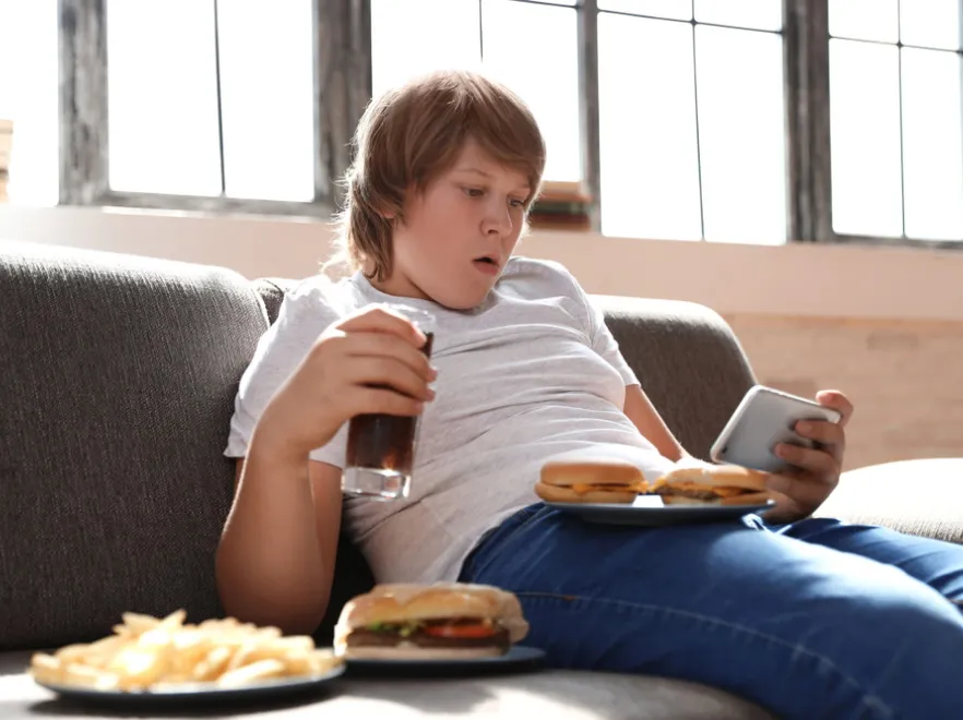 "Nie jedz śmieci" nie wystarczy. Ważne powody, by odciągnąć dzieci od niezdrowego jedzenia i sposoby na to