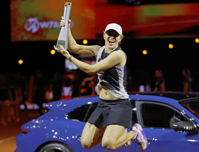 Świątek w finale "rozjechała" Sabalenkę i ze Stuttgartu wyjechała nowiutkim Porsche