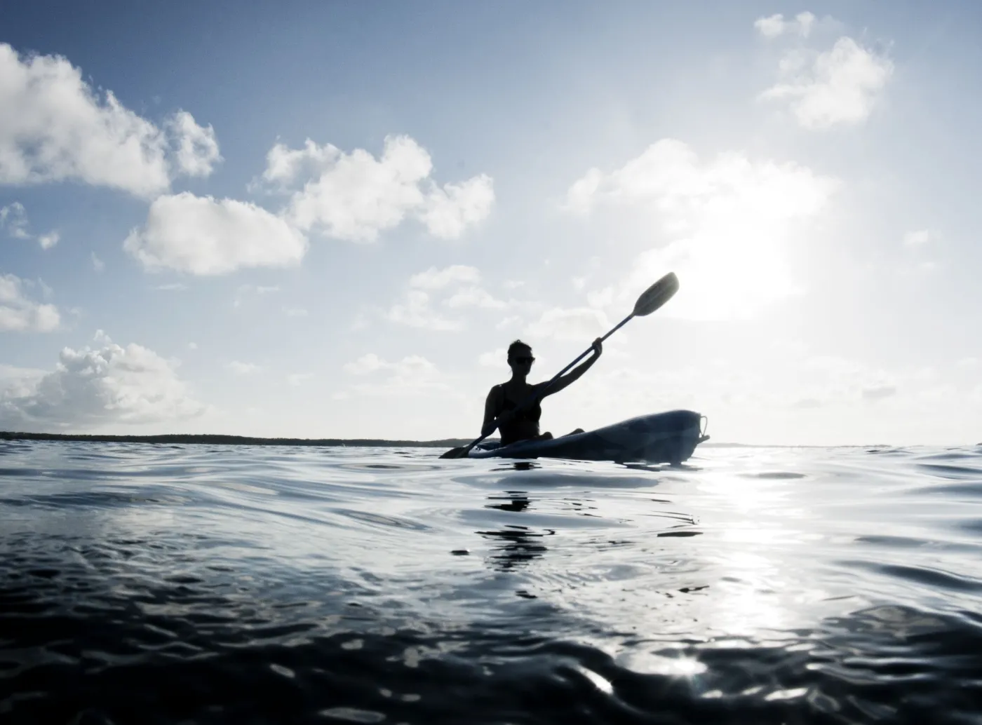 Francuski poszukiwacz przygód wyruszył z Polski w podróż kajakiem. Ma misję