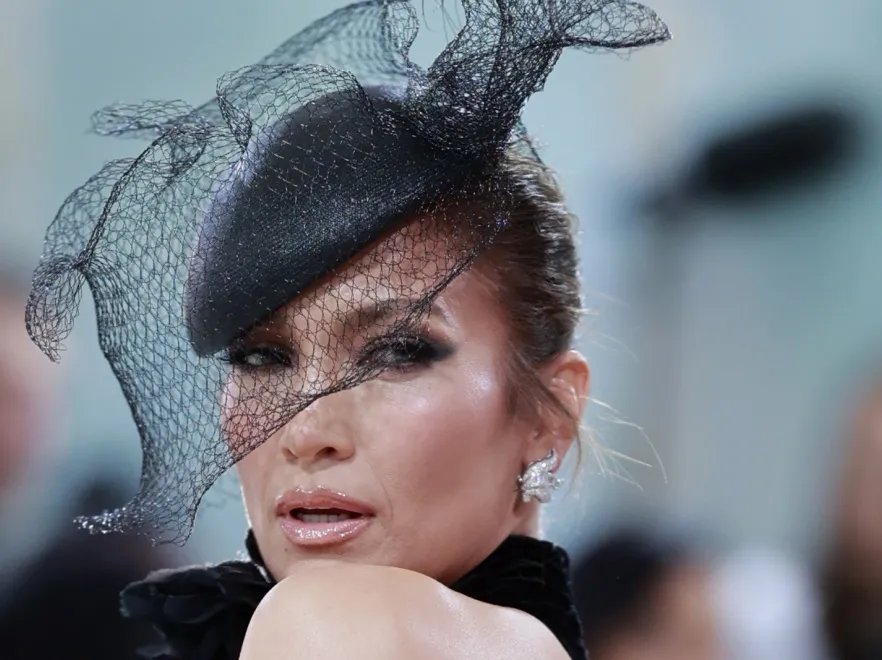 Suknia z gatunku niezapominalnych: TAK Jennifer Lopez zaprezentowała biust na gali MET [FOTO]