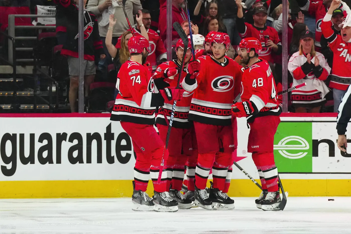 Hokeiści Carolina Hurricanes rozgromili New Jersey Devils