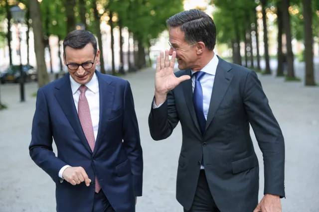 "De Telegraaf": Rutte obsypał Morawieckiego komplementami. O co chodzi?