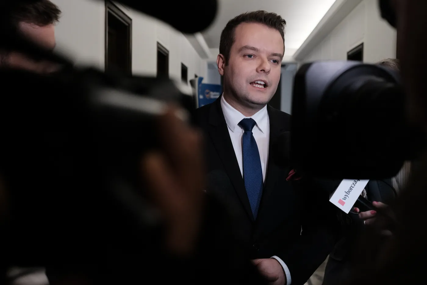 Poseł KO: Mam na samochodzie osiem gwiazdek. Rzecznik PiS: Hejt, negatywne emocje, agresja...