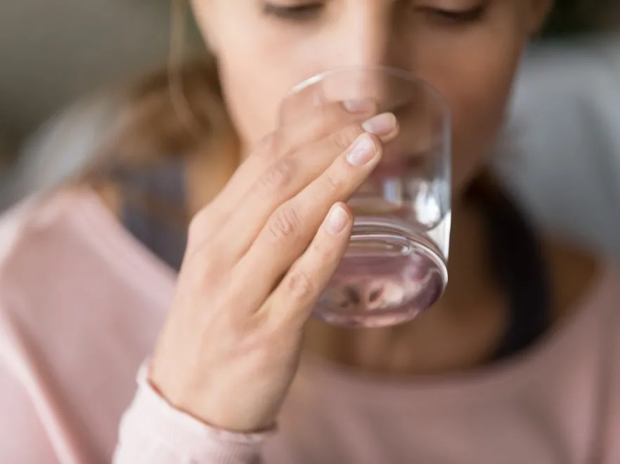 Kobieta piję wodę. Pragnienie