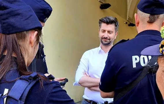 Interwencja podczas konferencji prasowej posła Śmiszka. Policja wyjaśnia