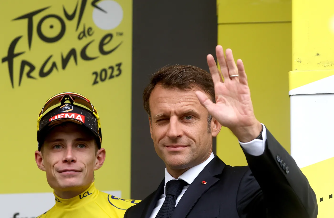 we-francji-niespokojnie-a-emmanuel-macron-bawi-na-tour-de-france-37855016.jpg