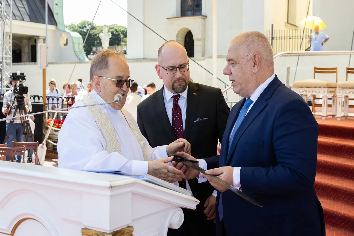 Jacek Sasin wręczył ojcu Tadeuszowi Rydzykowi historyczny miecz