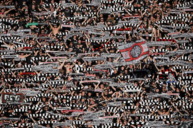 Niemieccy kibice coraz częściej "hajlują" na stadionach