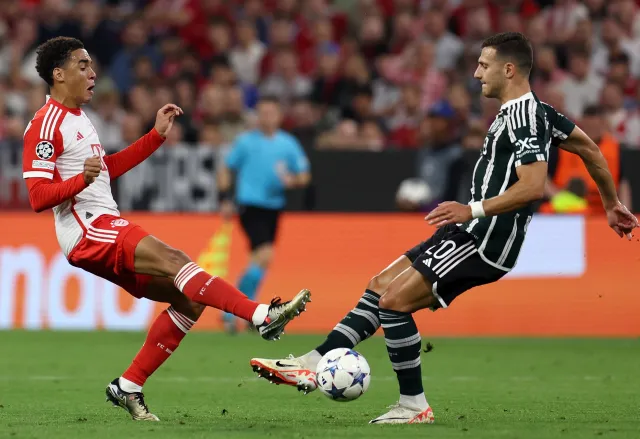 Liga Mistrzów. Siedem bramek w Monachium. Zieliński strzelił gola... przeciwnikiem [WIDEO]