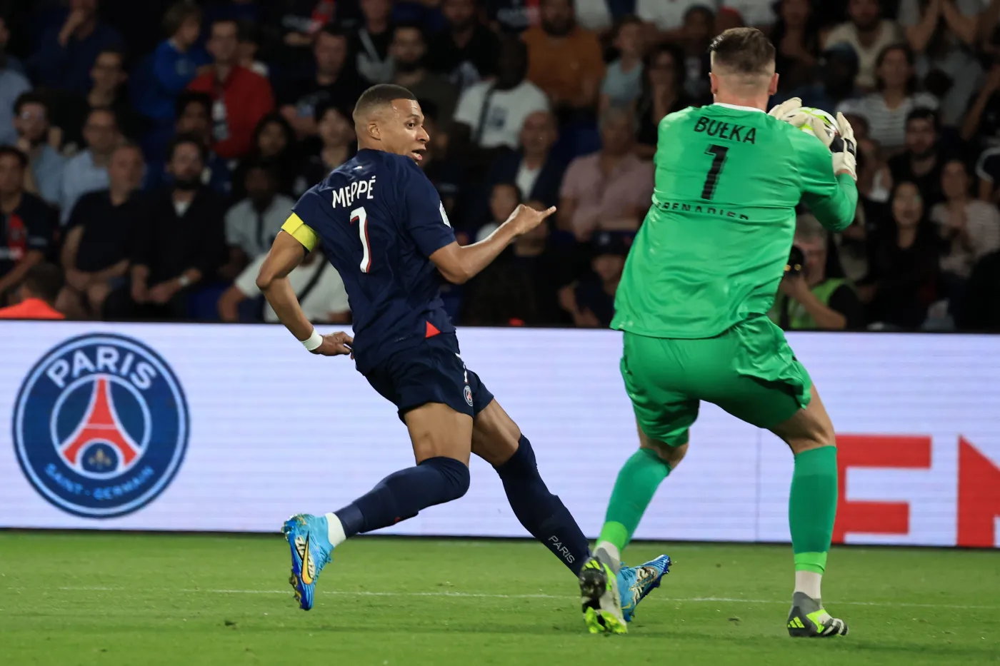 Marcin Bułka dwa razy wyjmował piłkę z siatki po strzałach Kyliana Mbappe [WIDEO]