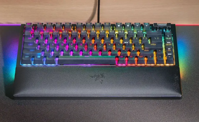 Takiej klawiatury Razer jeszcze nie miał. Oto BlackWidow v4 75 proc. [RECENZJA]