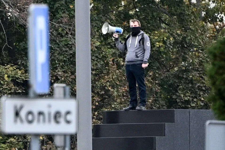 Mężczyzna z pomnika został obezwładniony. Plecak zostanie sprawdzony za pomocą robota