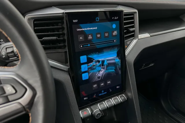 Ten przycisk w aucie ma dodatkową funkcję. Nie wiesz? Jesienią i zimą dużo tracisz