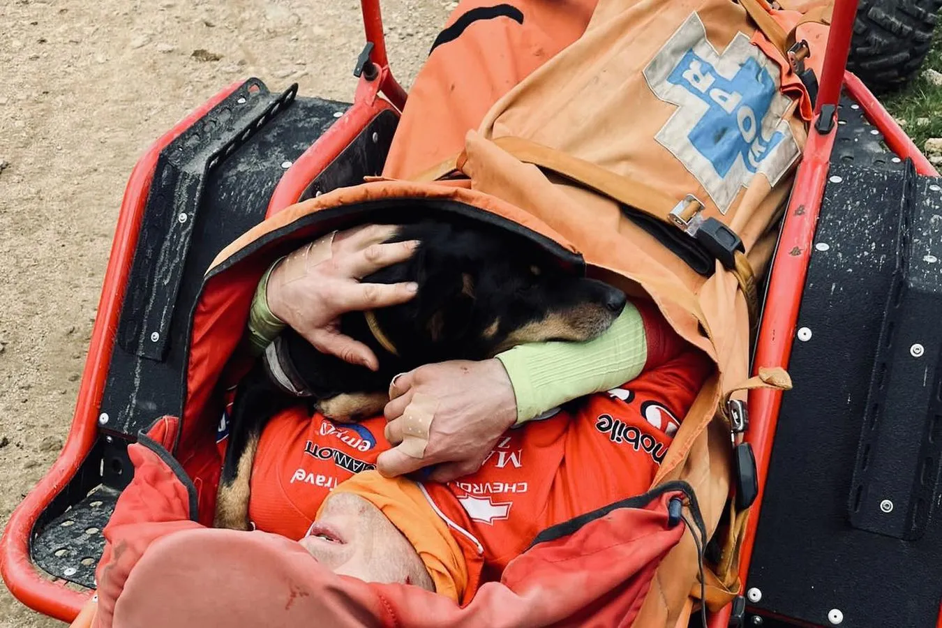 Ten widok rozczuliłby każdego. Pies nie odstąpił właściciela na krok