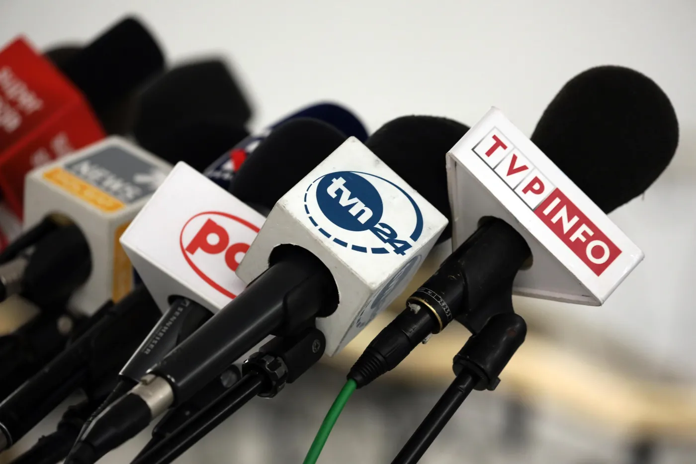 Polskie media dostały małpiego rozumu. Już nawet nie walą w cudze klatki, lecz własne