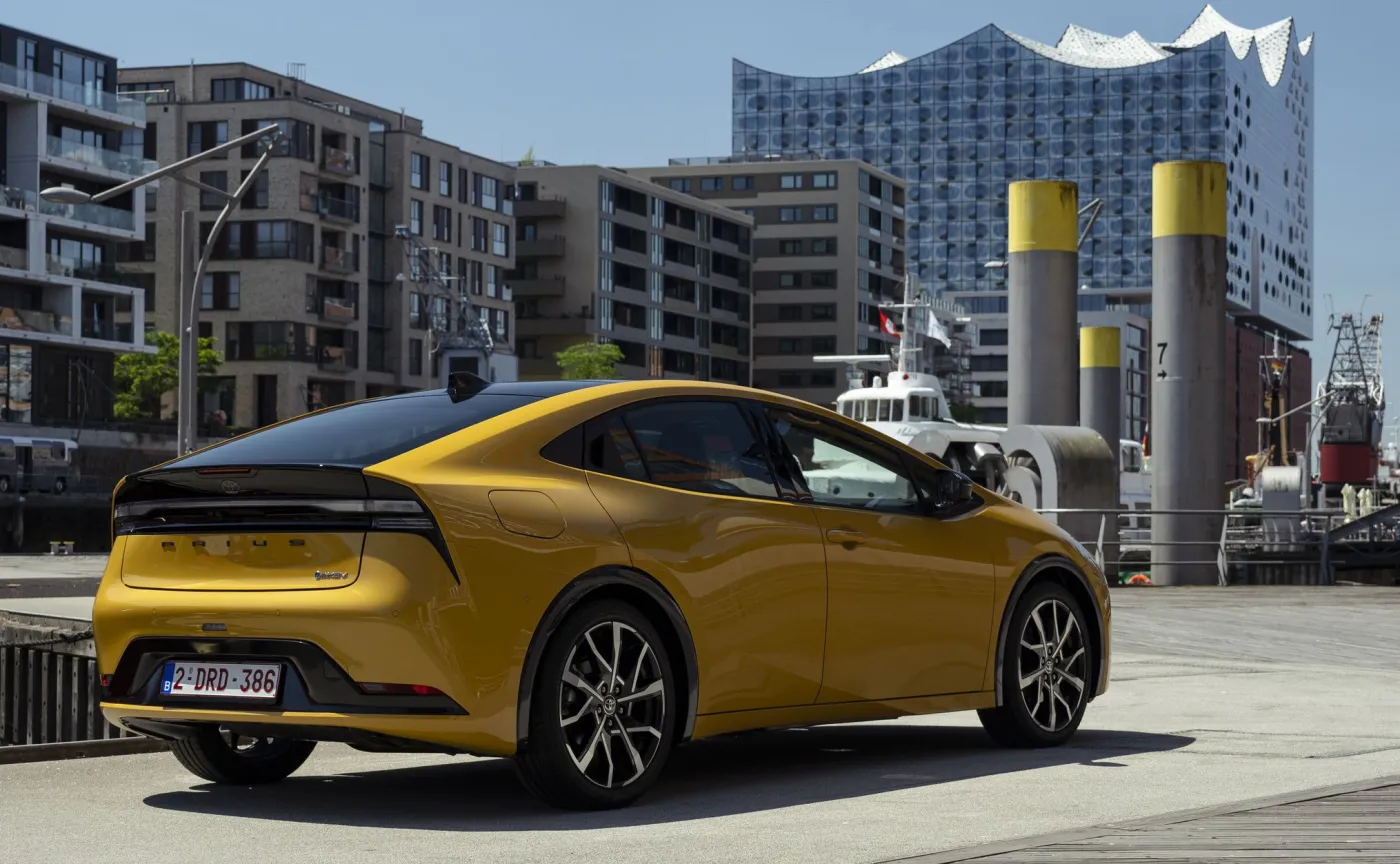 toyota-prius-nowej-generacji-37969793.jpg