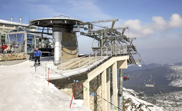 Zagrożenie lawinowe w Tatrach. Silny wiatr unieruchomił wyciągi narciarskie