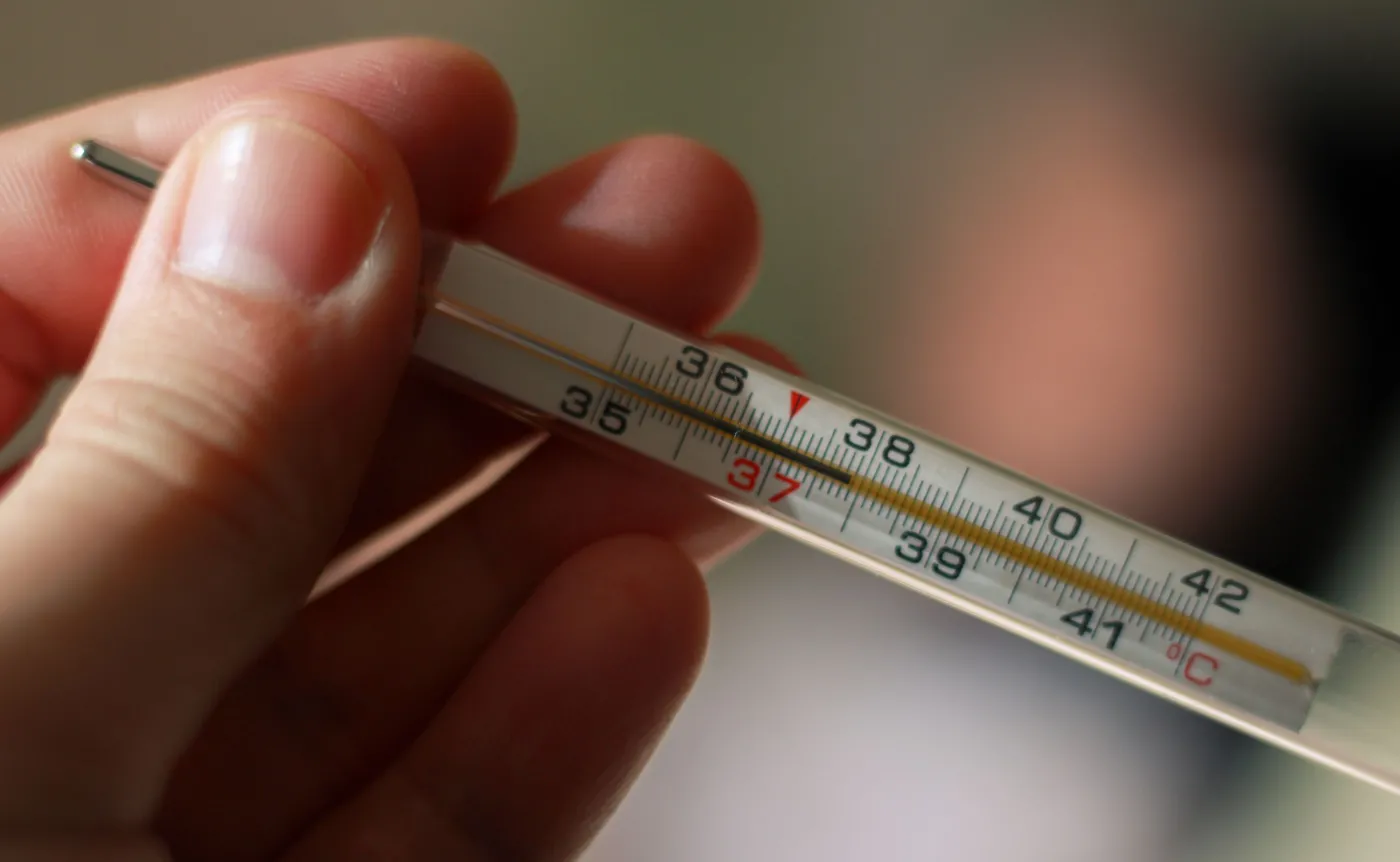 Utrzymująca się gorączka może być objawem białaczki. Konieczna morfologia krwi