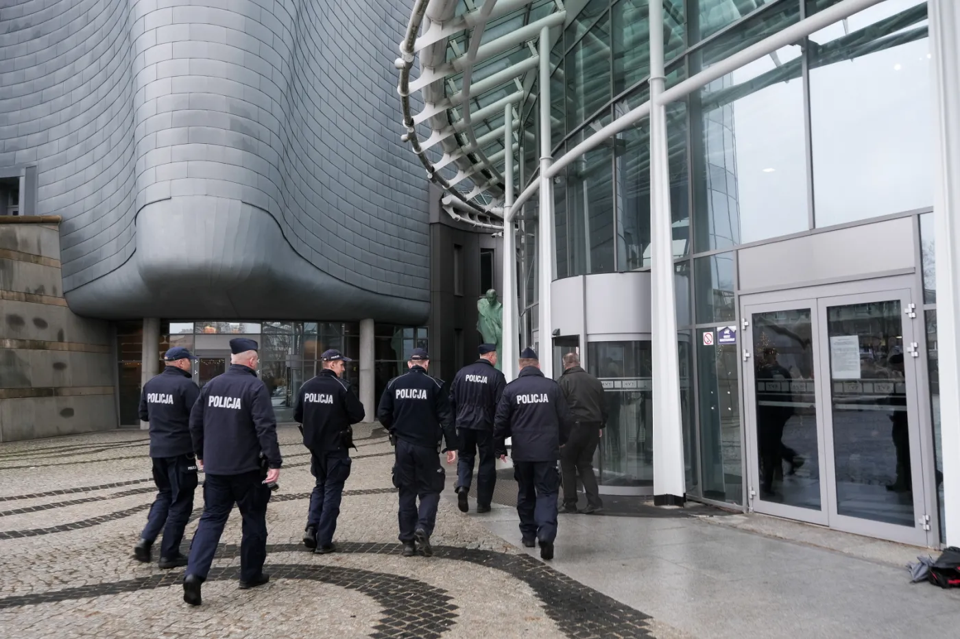 Funkcjonariusze policji przed budynkiem TVP przy ulicy Woronicza 