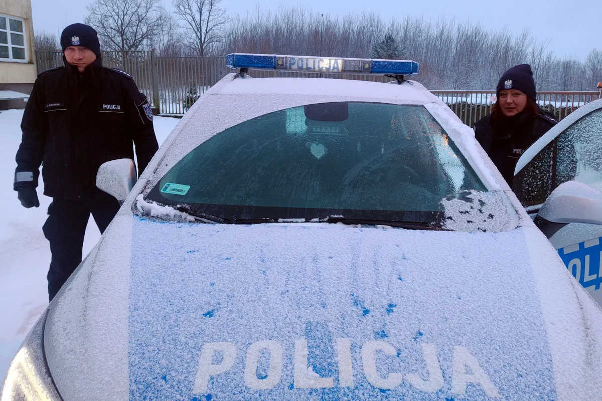 Dwóch braci z psem mieszkali w namiocie. Na zewnątrz były mrozy