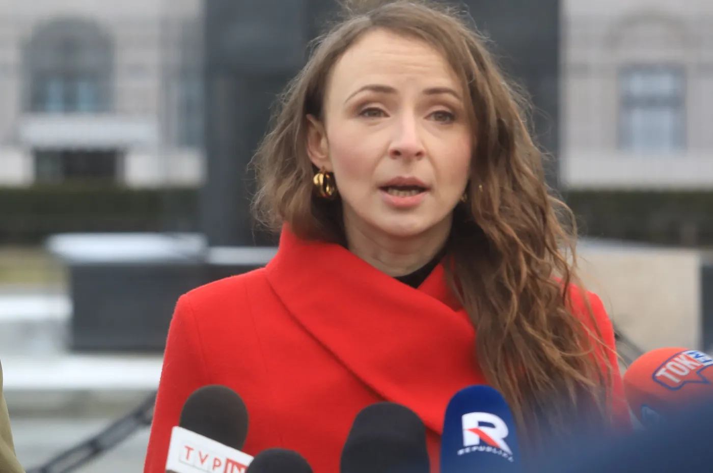 Minister przeprosiła prezydenta za wpis pracownika o "sikaniu przy wietrznej pogodzie"