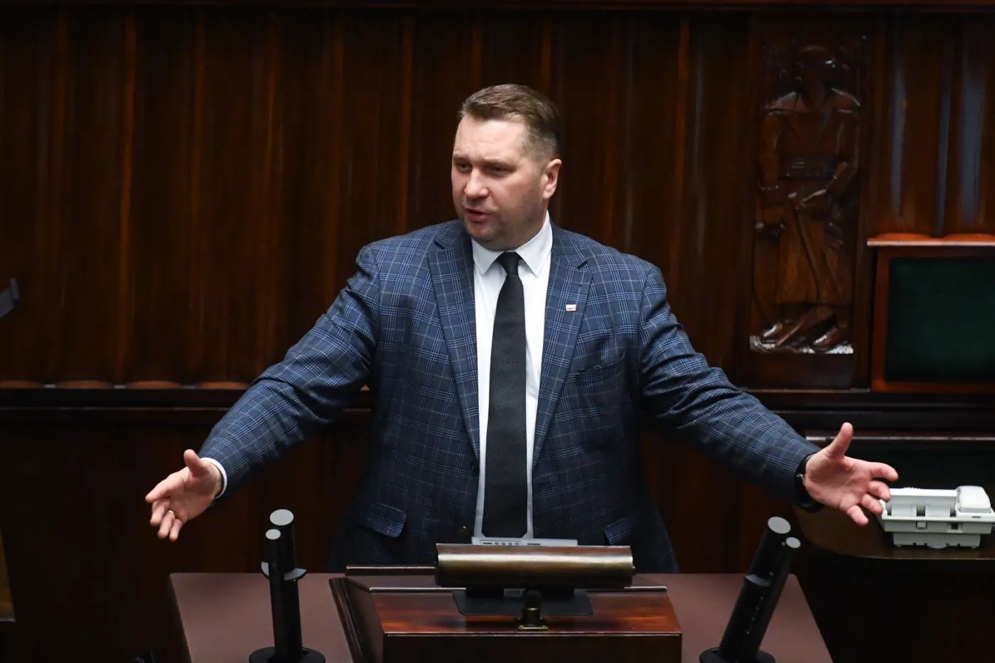 Czarnek do Muska: Po wizycie w Auschwitz zapraszamy do więzień w Radomiu i Ostrołęce