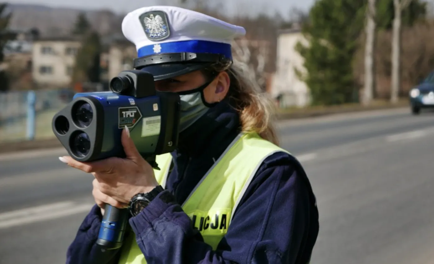 Robił zdjęcia policjantom. Chciał błysnąć na "fejsie", ale sława kosztuje