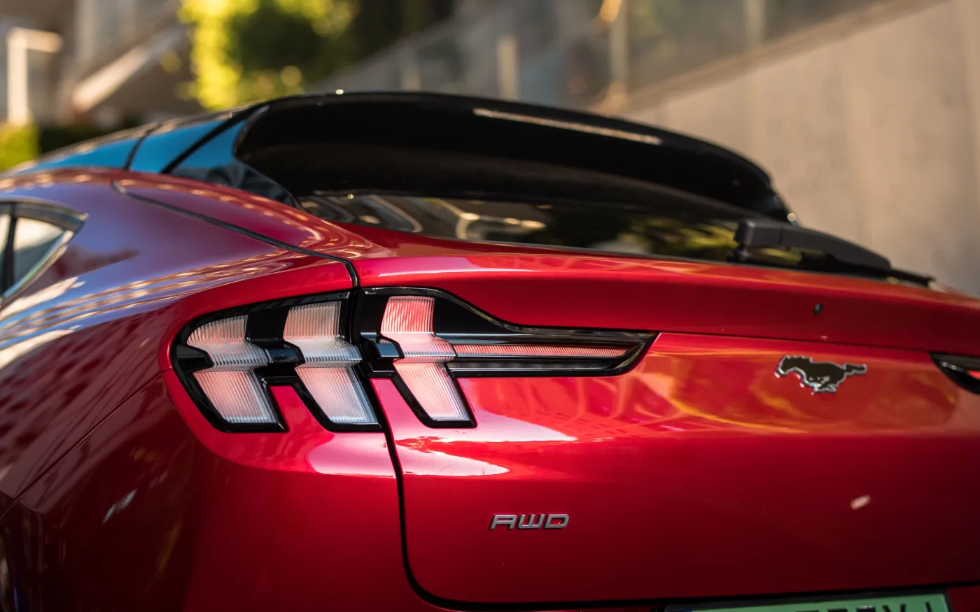 Ford Mustang Mach-E zaskakuje nowymi bateriami i ceną. I znów łapie się na dopłaty