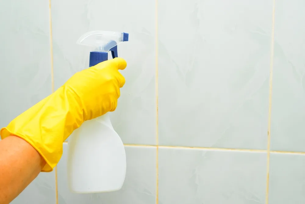 Jak wyczyścić fugi? Te produkty kosztują kilka złotych, a czyszczą ekspresowo
