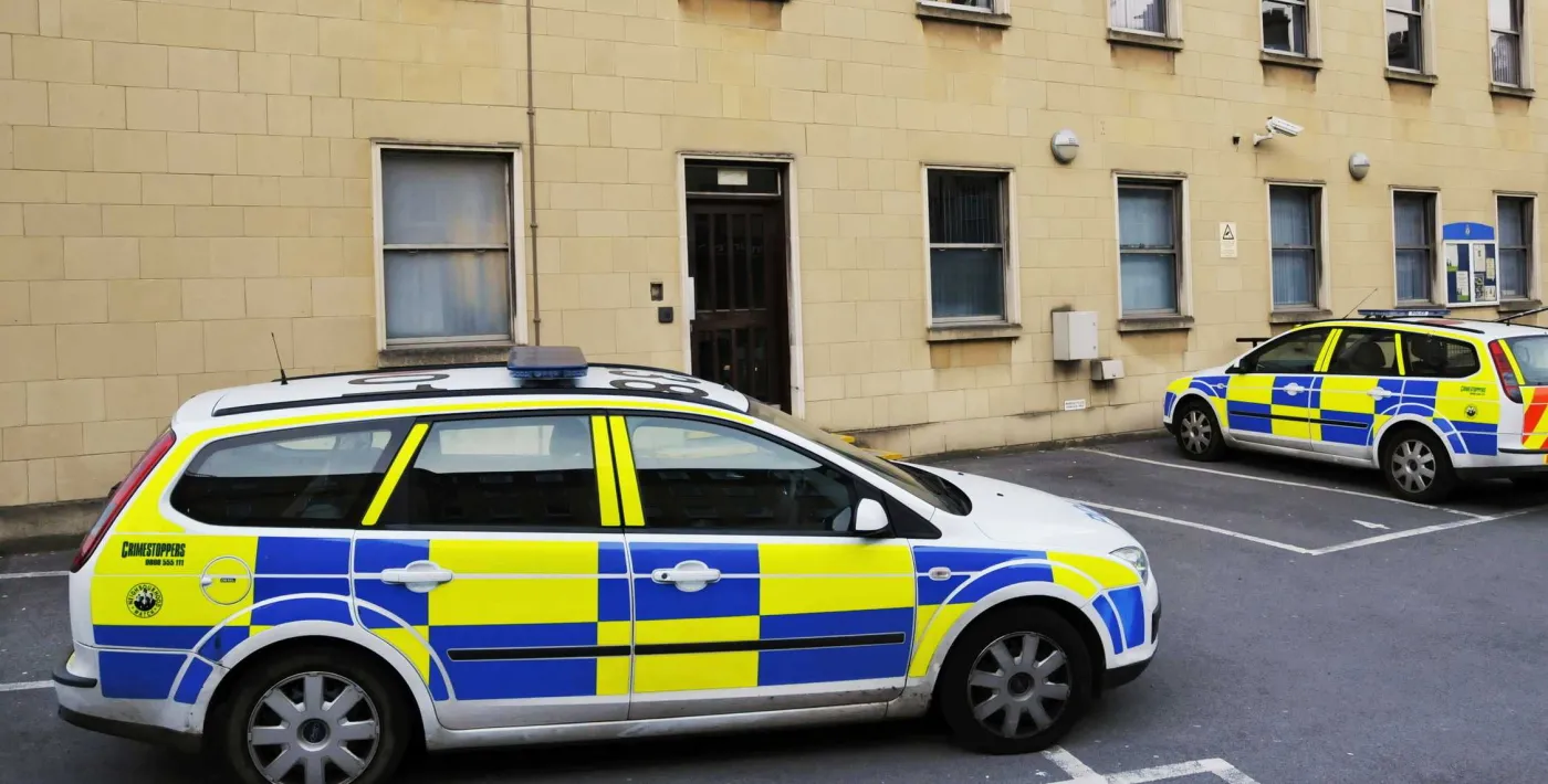 Obława w Wielkiej Brytanii. Afgańczyk oblał kobietę i jej córki żrącym płynem