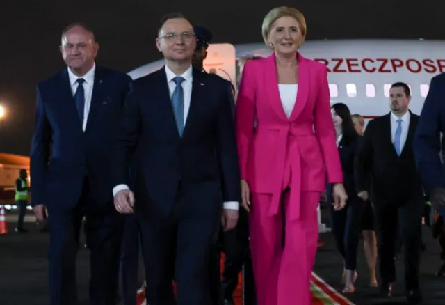 Różowa stylizacja i mała kokardka przy dekolcie. Tak Agata Duda prezentuje się w Kenii [FOTO]