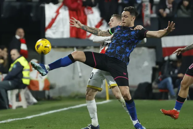 Nietypowy incydent na meczu. Nie uwierzysz, co zrobił kibic piłkarzowi Sevilli [WIDEO]