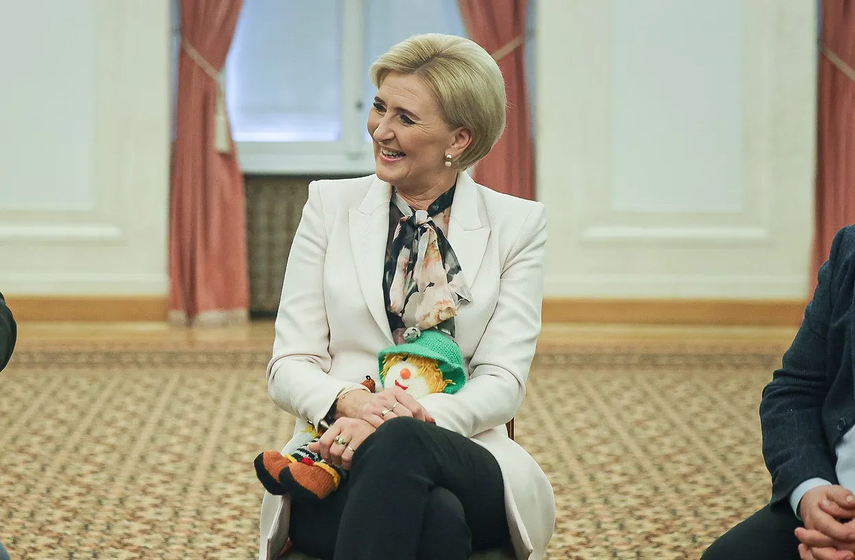 Agata Duda w najmodniejszym żakiecie sezonu. Prezydentowa wybrała beżowy model [FOTO]