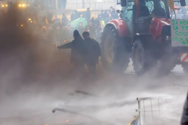 Płonące opony i starcia z policją. Wielki protest rolników w Brukseli