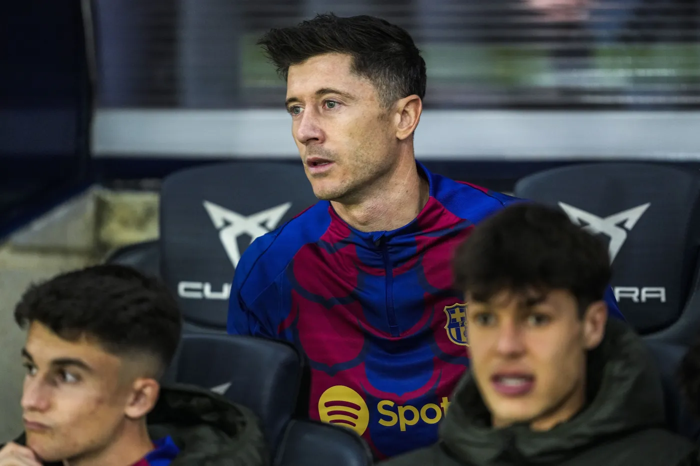 Lewandowski do 61. minuty siedział na ławce. Wszedł i zaliczył asystę przy zwycięskim golu [WIDEO]