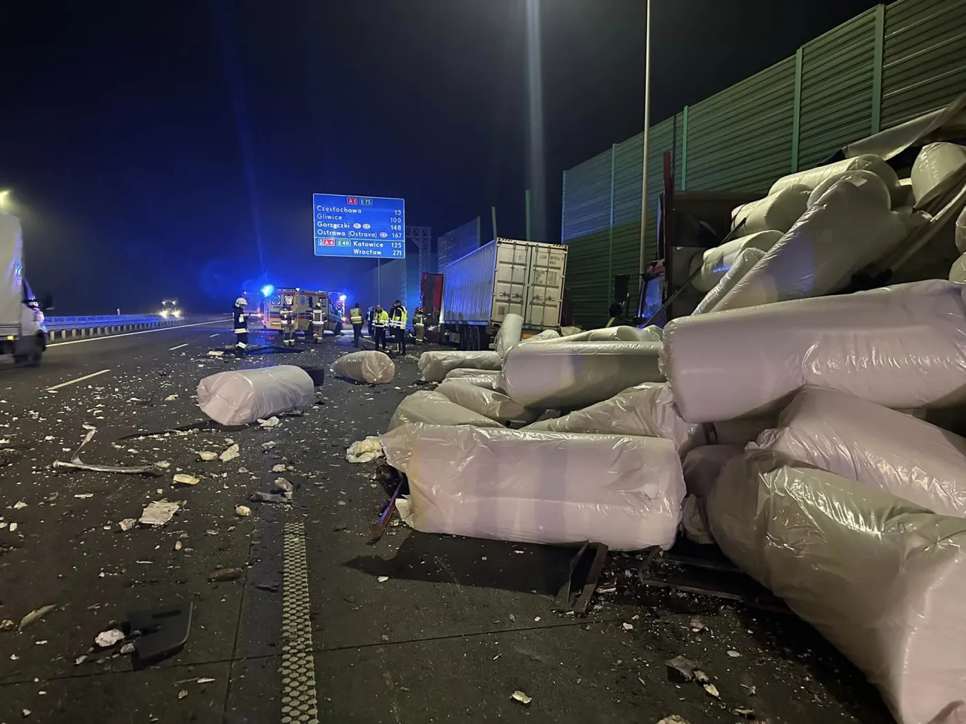 Poważny wypadek na autostradzie A1. Biały towar wysypał się na drogę