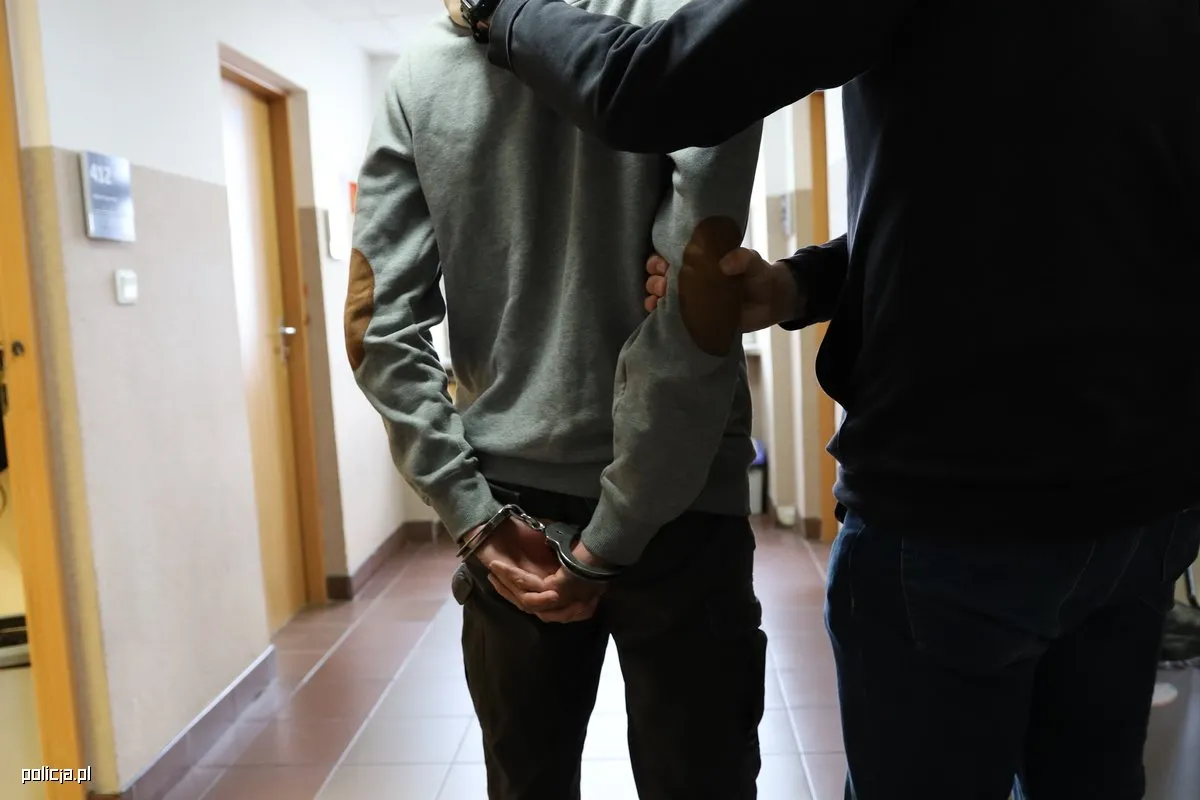 mezczyzna-zostal-zatrzymany-38136350.jpg