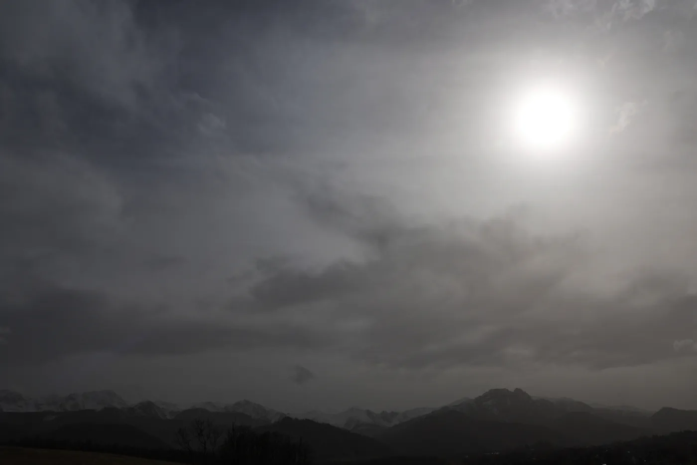 Saharyjski pył dotarł do Polski. Przyćmione słońce, gwałtowny wzrost temperatury