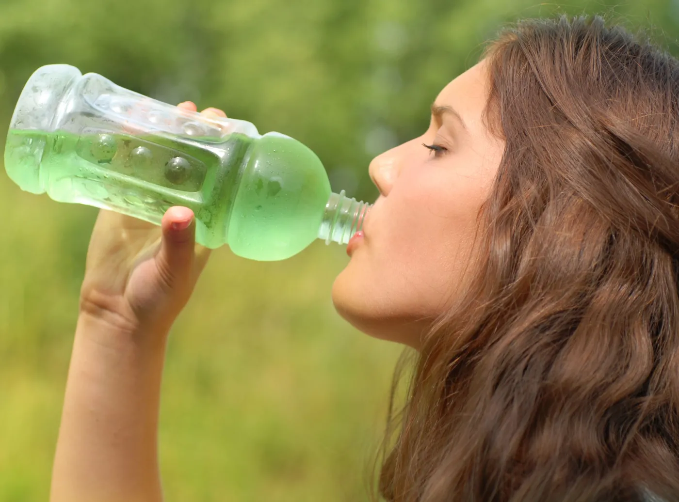 kobieta dziewczyna pije napój