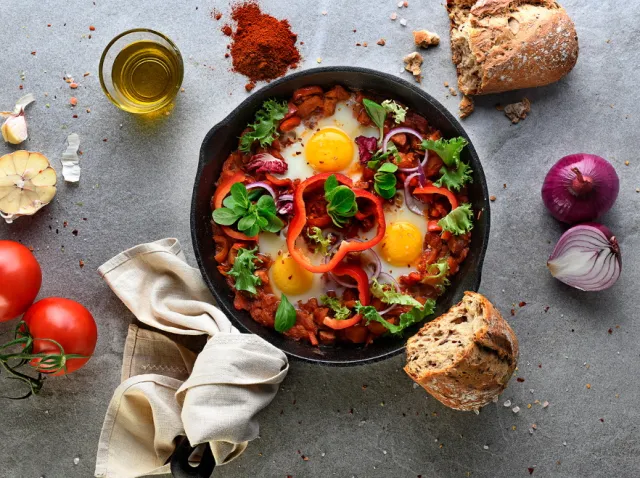 Szakszuka po góralsku Ewy Wachowicz. Idealna na niedzielne śniadanie