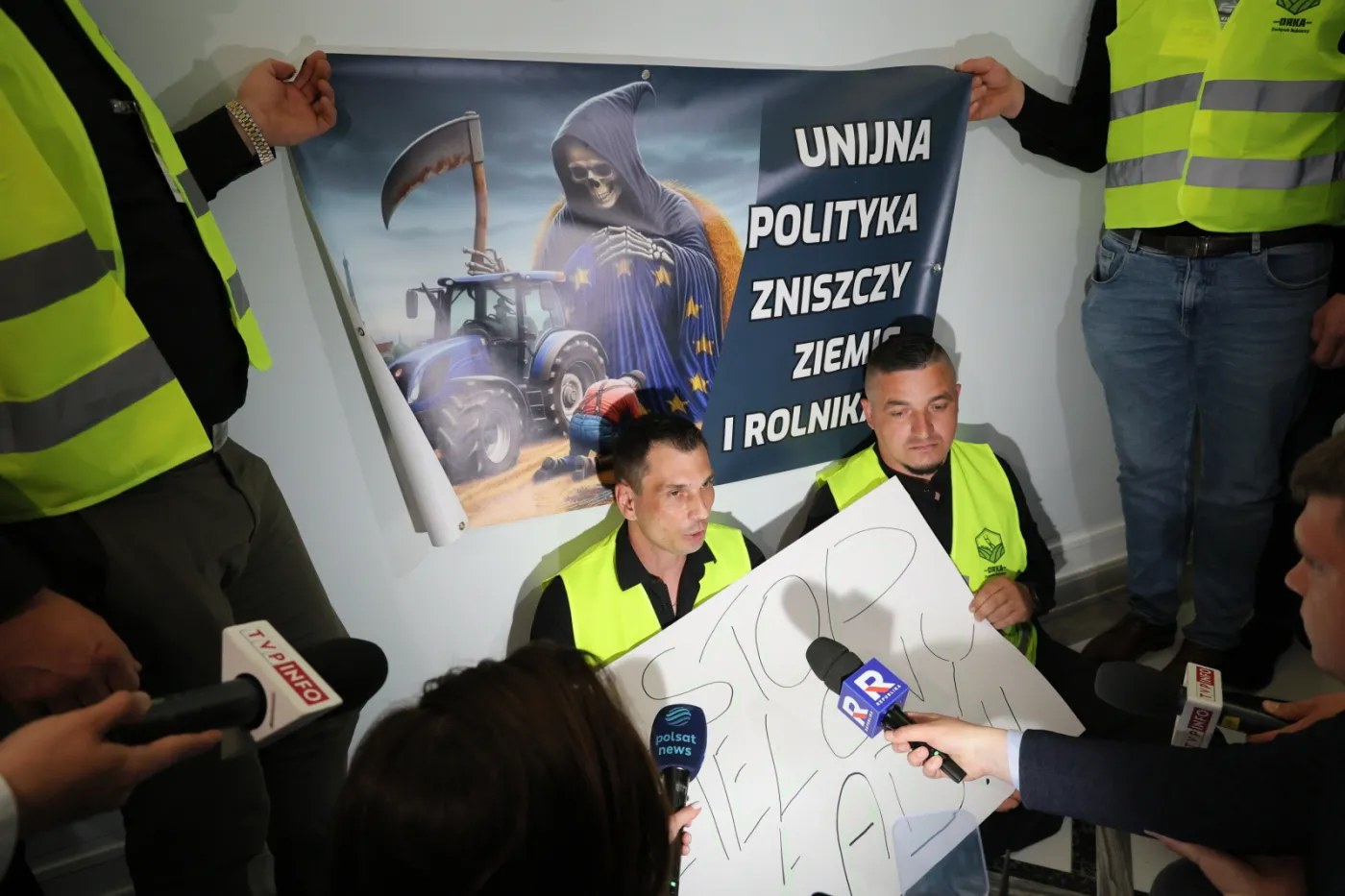 Grupa rolników okupuje Sejm. Żądają spotkania z premierem