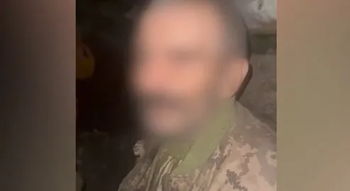 Rosyjski żołnierz, który oddał się do niewoli w obwodzie donieckim