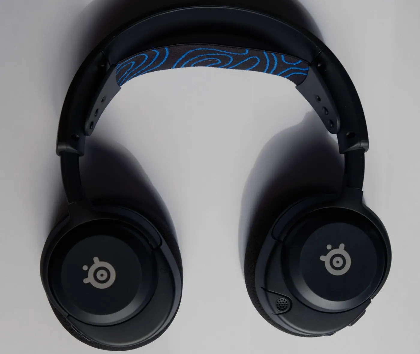 Takiej funkcji inne słuchawki nie mają. Recenzja SteelSeries Arctis Nova 5P