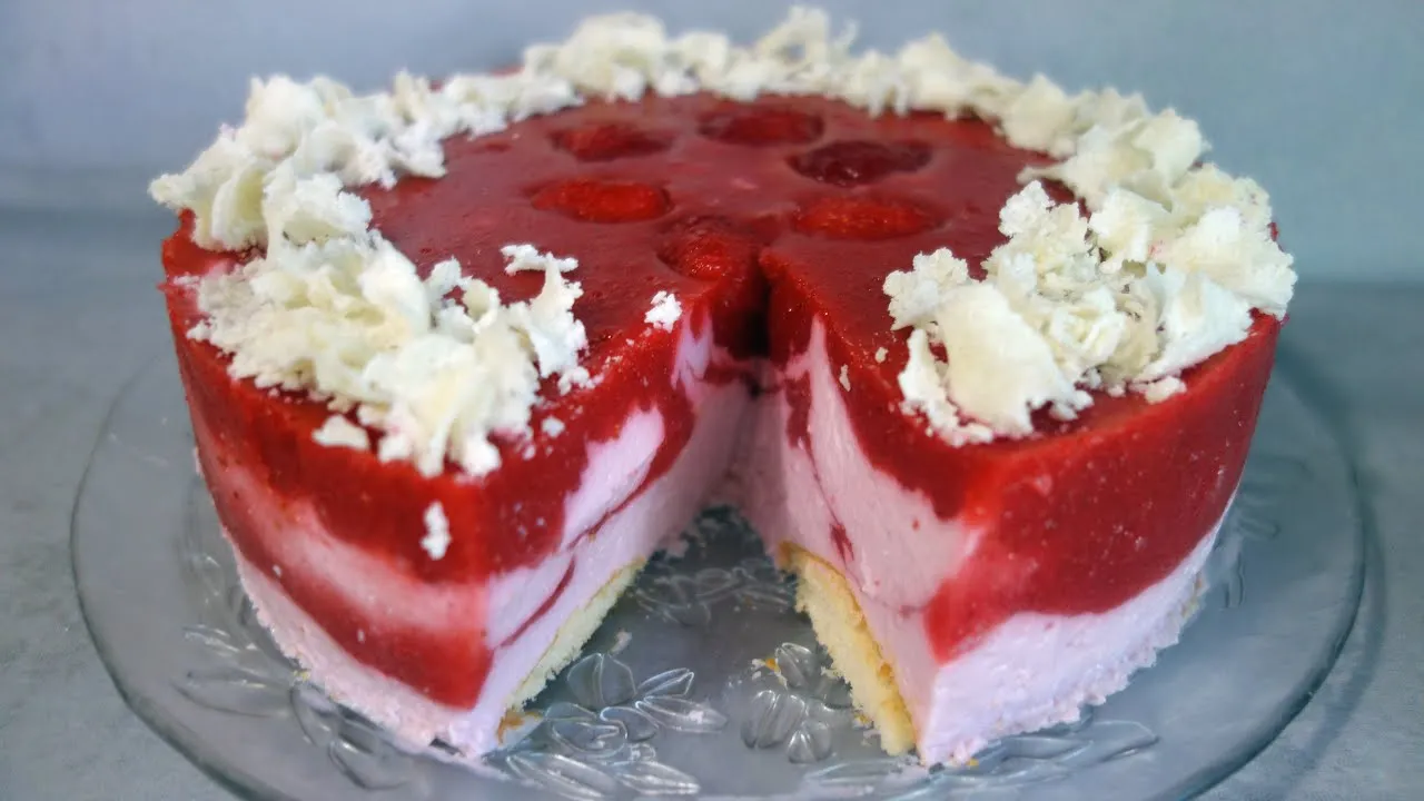 Sernik truskawkowy na zimno. Nowy przepis bez pieczenia od Heni Foks