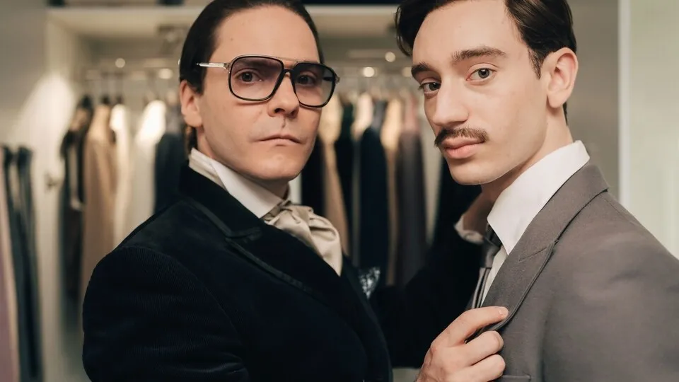 Daniel Brühl i Théodore Pellerin w serialu "Becoming Karl Lagerfeld"